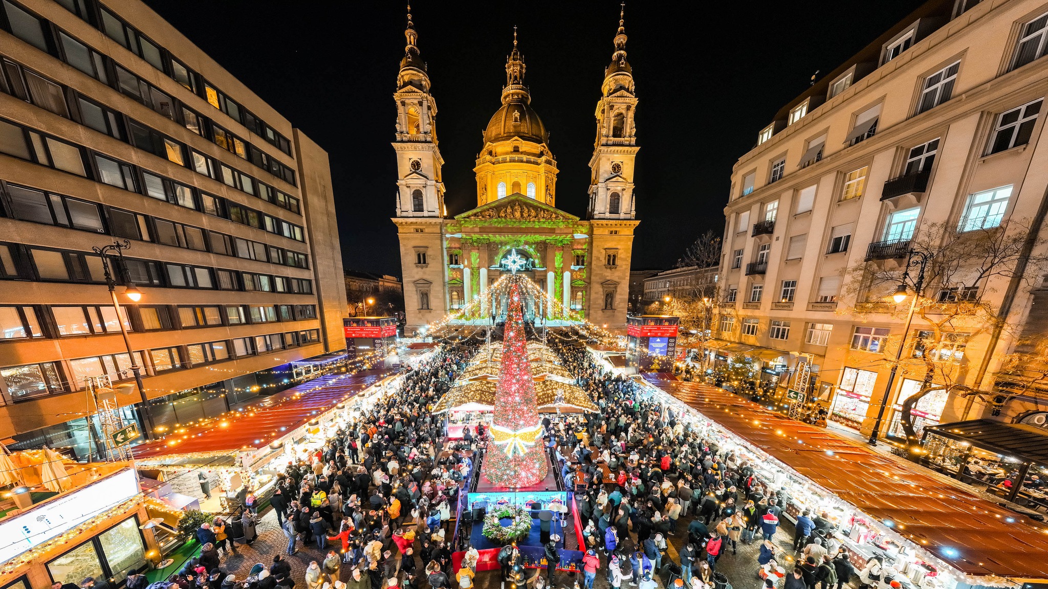 Budapeşte Aziz Stefan Bazilikası önünde ışıl ışıl Noel pazarı